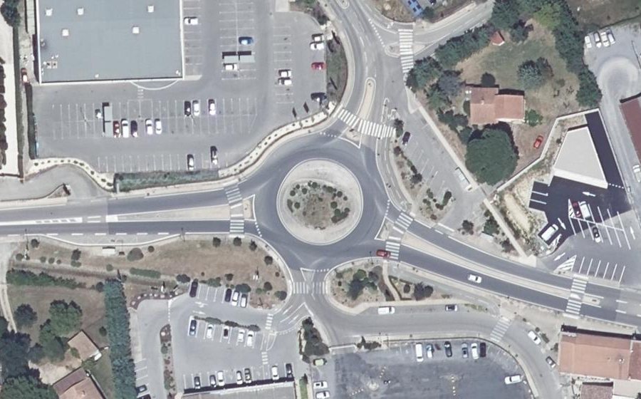 Vue aérienne du Rond-point anonyme n°166519097