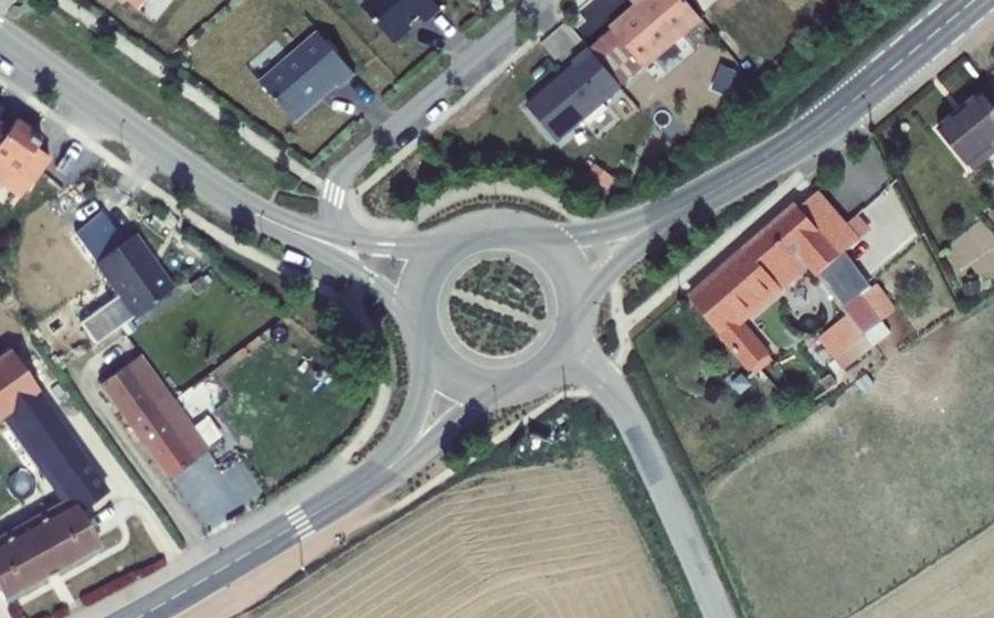 Vue aérienne du Rond-point anonyme n°166618657