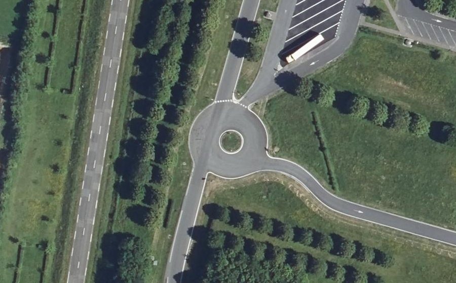Vue aérienne du Rond-point anonyme n°166630258