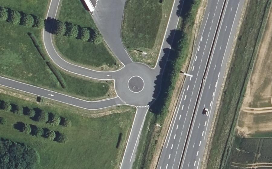 Vue aérienne du Rond-point anonyme n°166630259