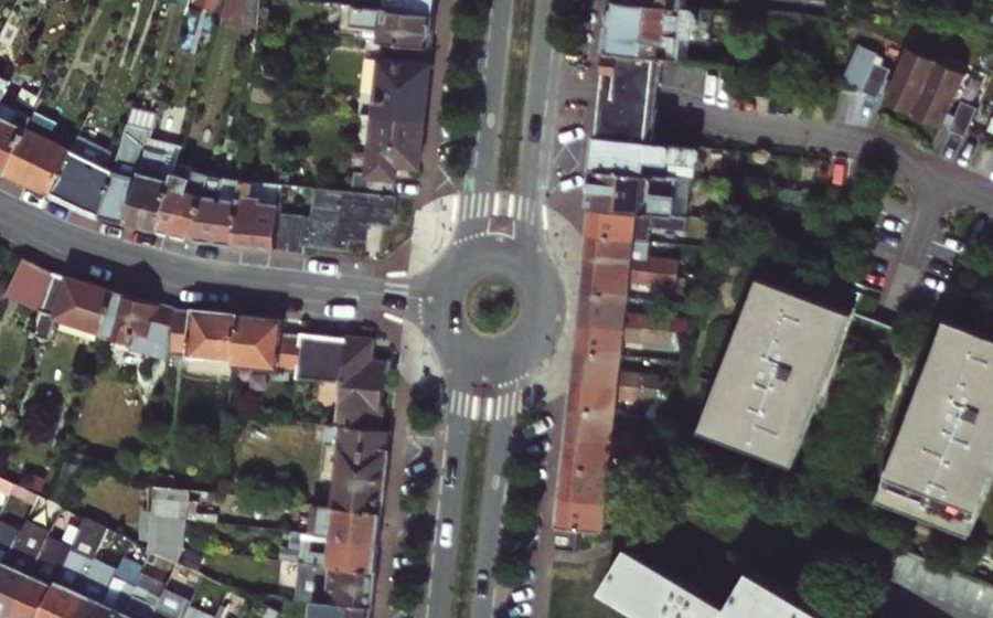 Vue aérienne du Rond-point anonyme n°166632909