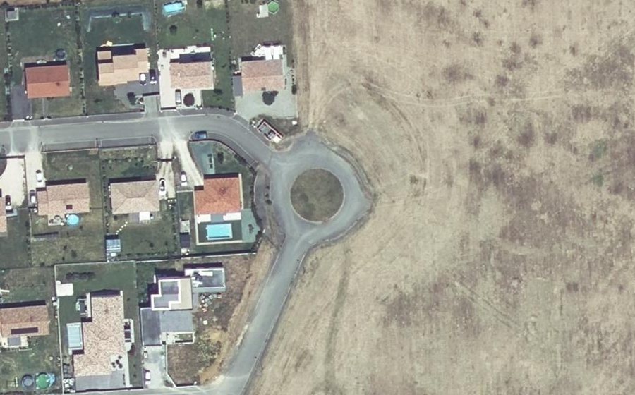 Vue aérienne du Rond-point anonyme n°166685409