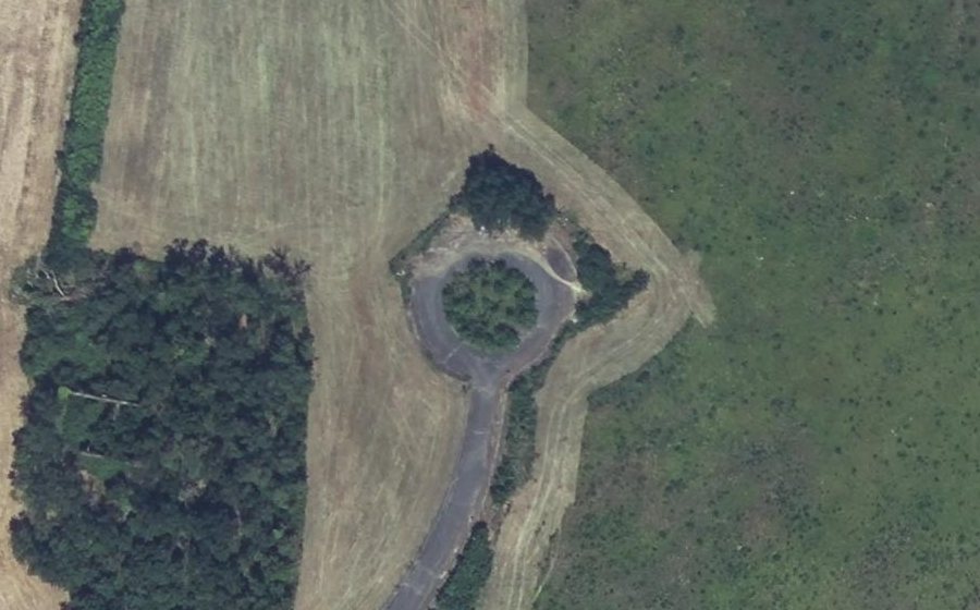 Vue aérienne du Rond-point anonyme n°166685410