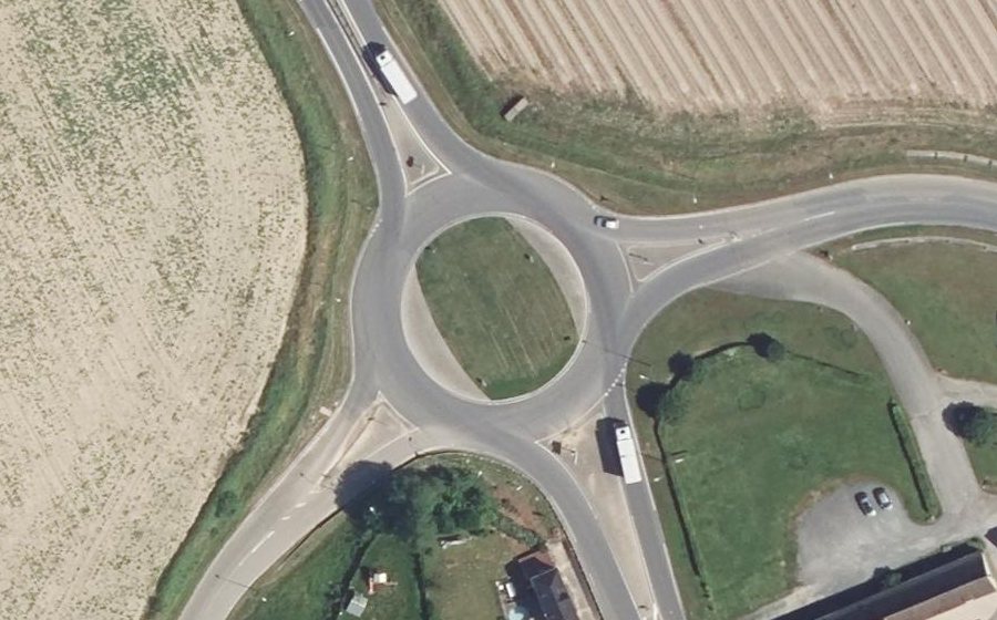 Vue aérienne du Rond-point anonyme n°166691557