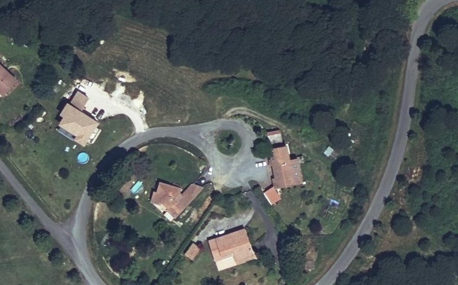 Vue aérienne du Rond-point anonyme n°166696187
