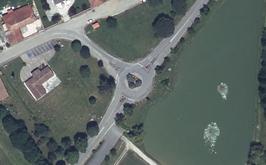 Vue aérienne du Rond-point anonyme n°166700359