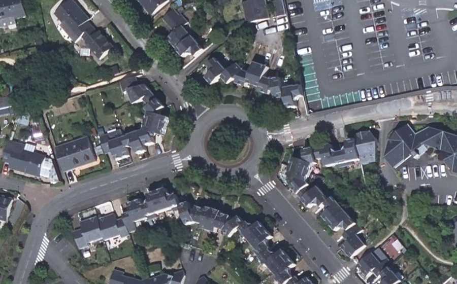 Vue aérienne du Rond-point anonyme n°166735449