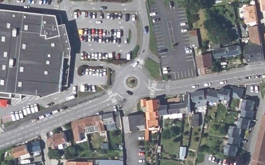 Vue aérienne du Rond-point anonyme n°166738822