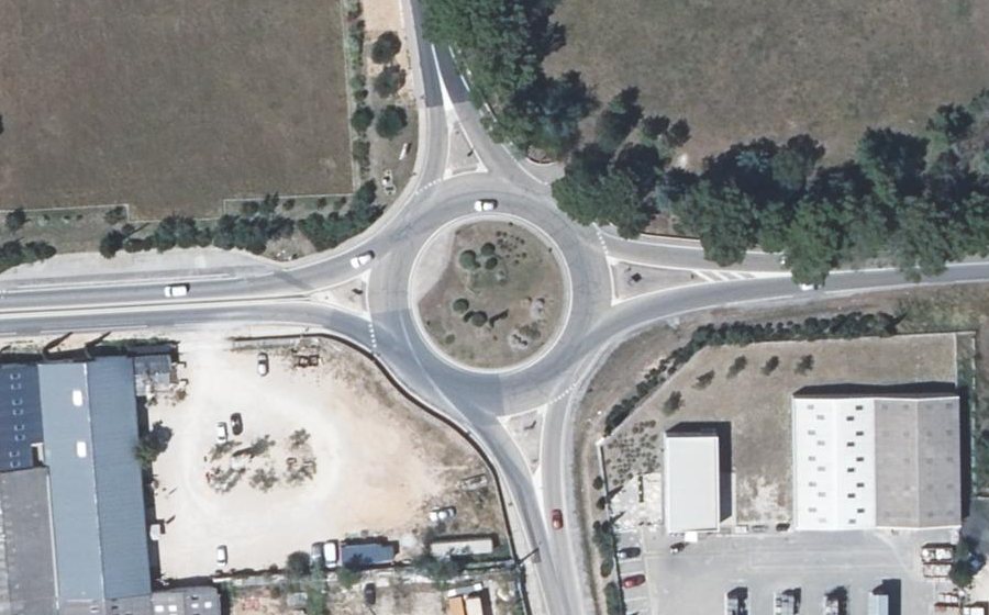 Vue aérienne du Rond-point anonyme n°166777788