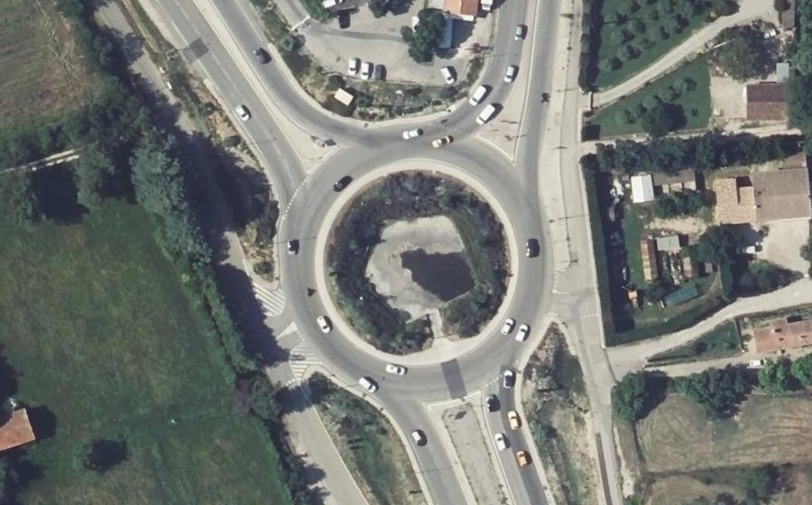 Vue aérienne du Rond-point anonyme n°166777789
