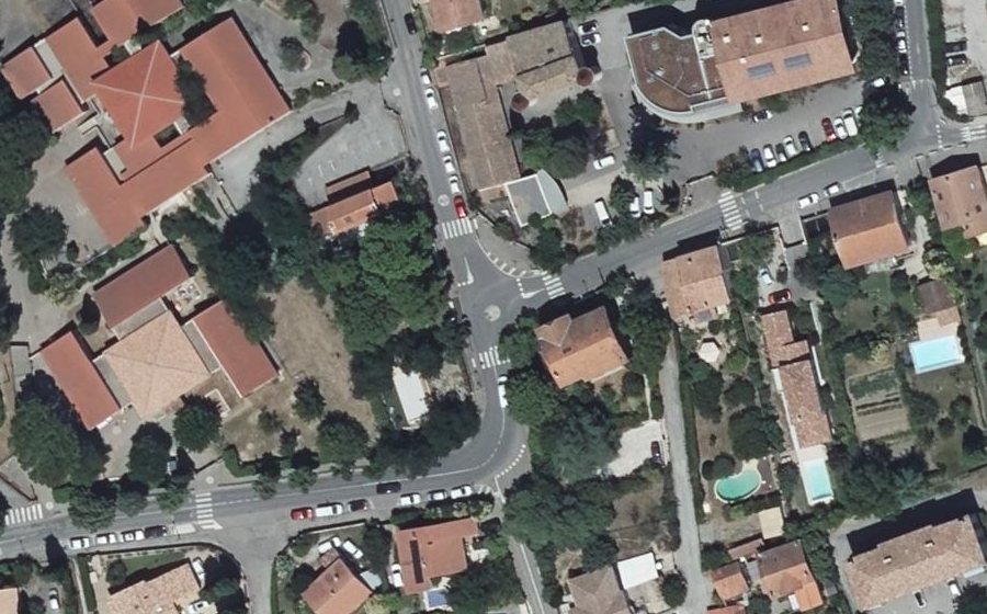 Vue aérienne du Rond-point anonyme n°166806890