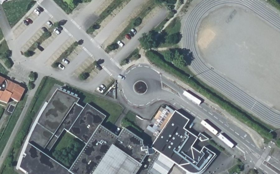 Vue aérienne du Rond-point anonyme n°166809259