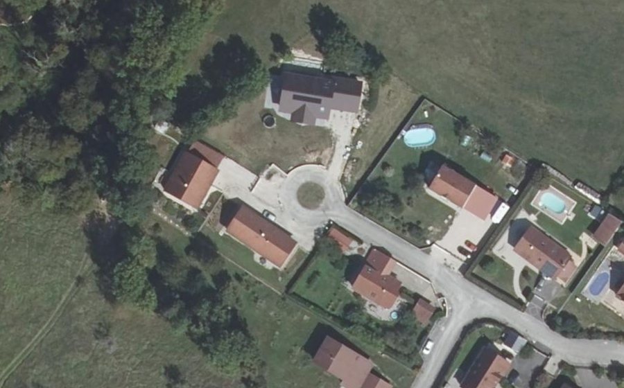 Vue aérienne du Rond-point anonyme n°166811254
