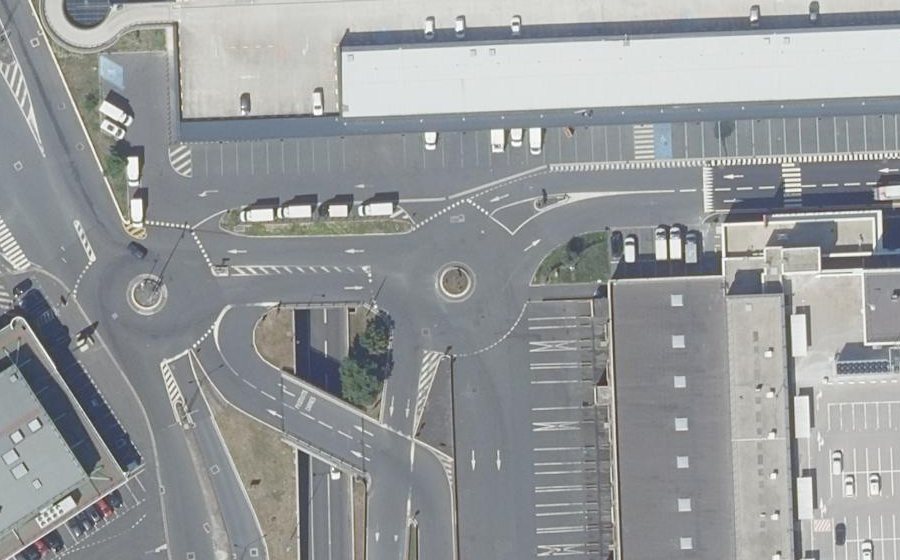 Vue aérienne du Rond-point anonyme n°166825810