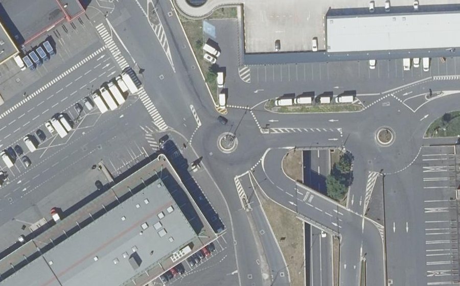 Vue aérienne du Rond-point anonyme n°166825821
