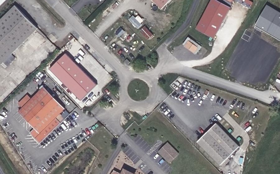 Vue aérienne du Rond-point anonyme n°166827093