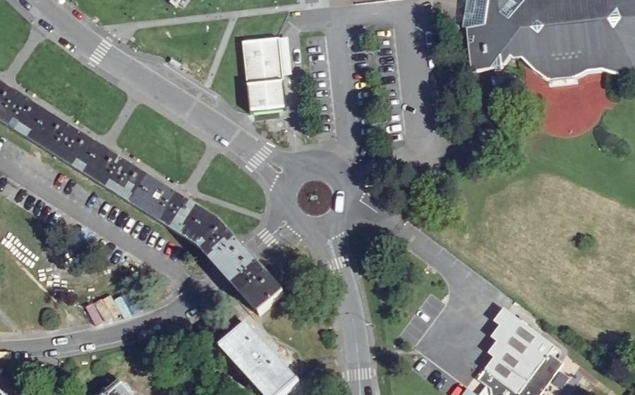 Vue aérienne du Rond-point anonyme n°166841680