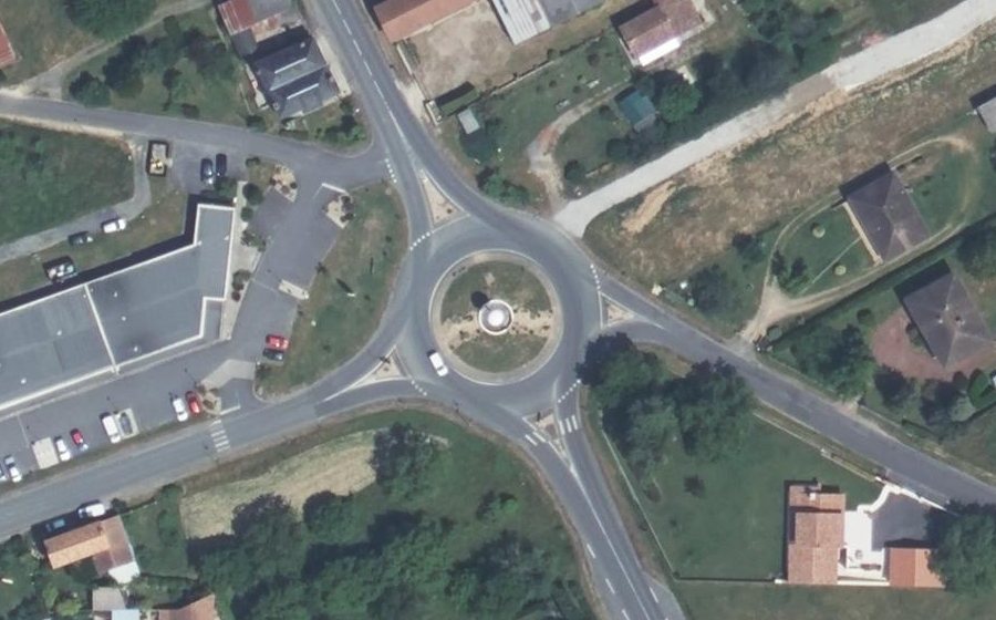 Vue aérienne du Rond-point anonyme n°166868038