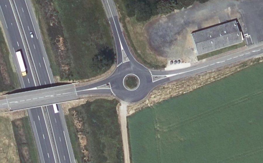 Vue aérienne du Rond-point anonyme n°166872042