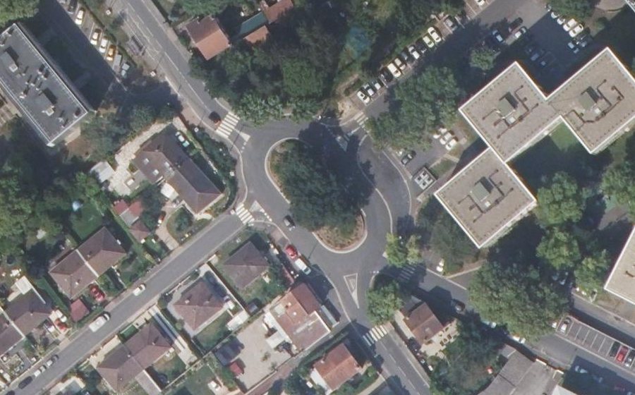 Vue aérienne du Rond-point anonyme n°166876678