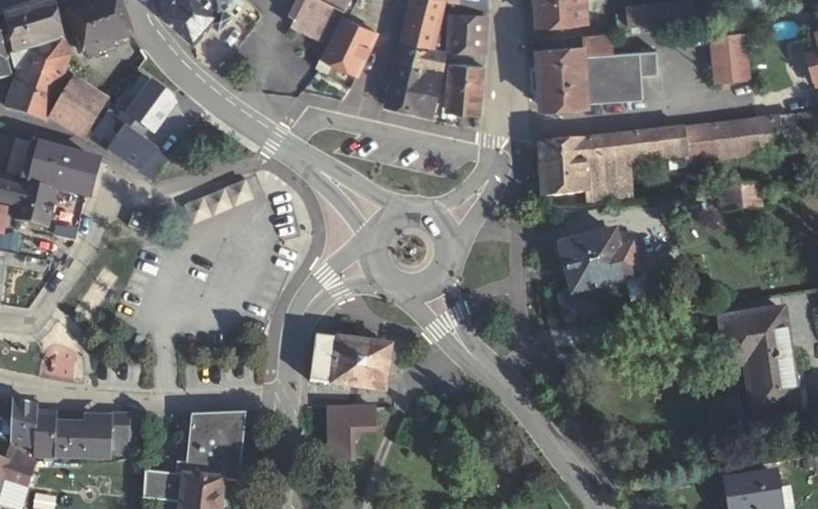 Vue aérienne du Rond-point anonyme n°166954233