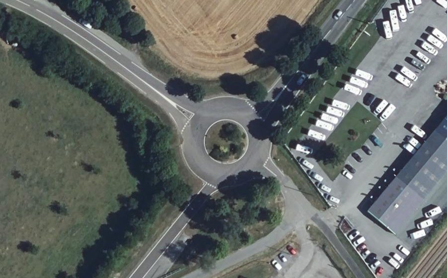 Vue aérienne du Rond-point anonyme n°166961280