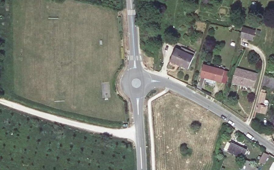 Vue aérienne du Rond-point anonyme n°166969830