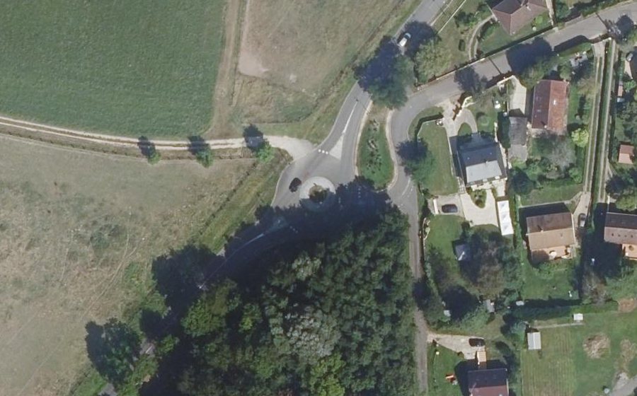 Vue aérienne du Rond-point anonyme n°166990069