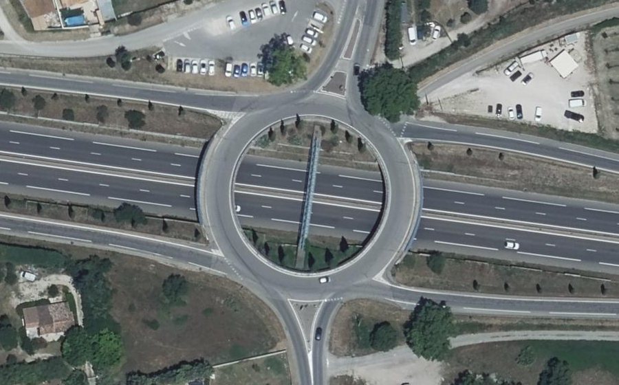 Vue aérienne du Rond-point anonyme n°167035701