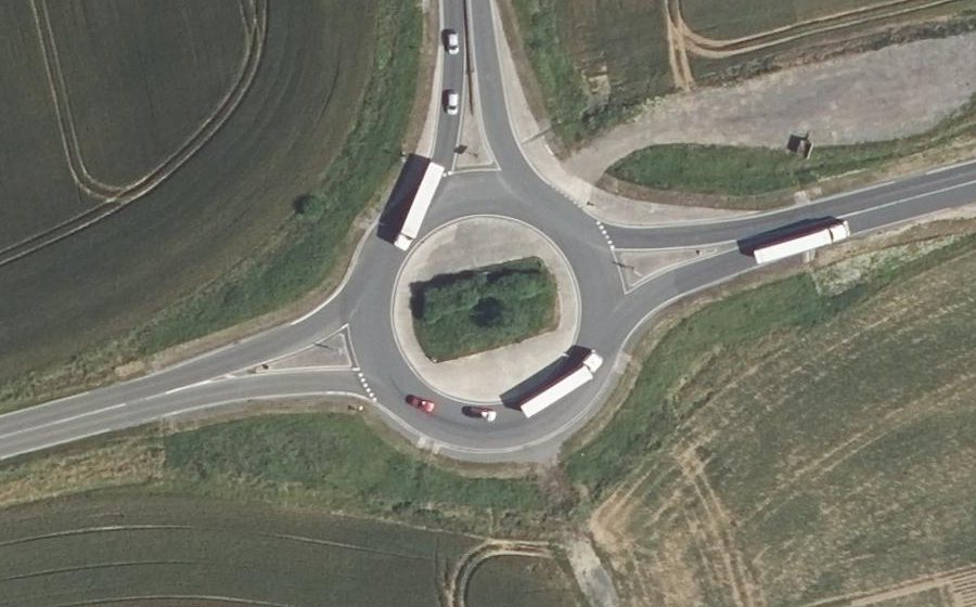 Vue aérienne du Rond-point anonyme n°167035824