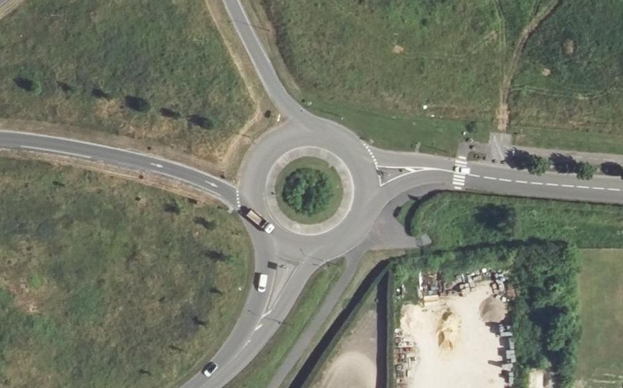 Vue aérienne du Rond-point anonyme n°167035829