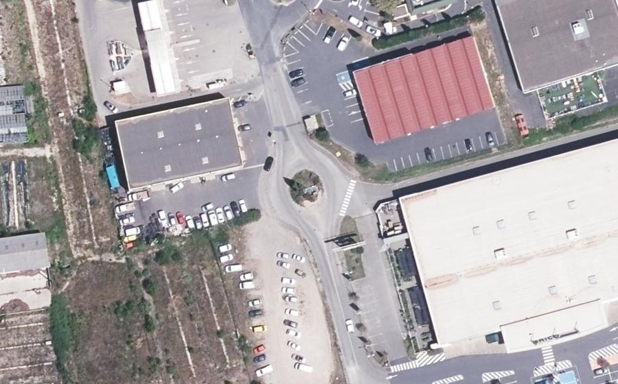 Vue aérienne du Rond-point anonyme n°167036441