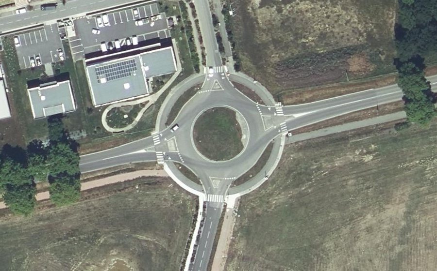 Vue aérienne du Rond-point anonyme n°167046990
