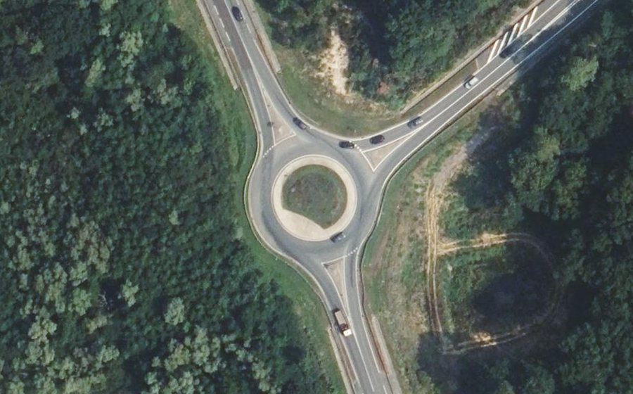 Vue aérienne du Rond-point anonyme n°167051343