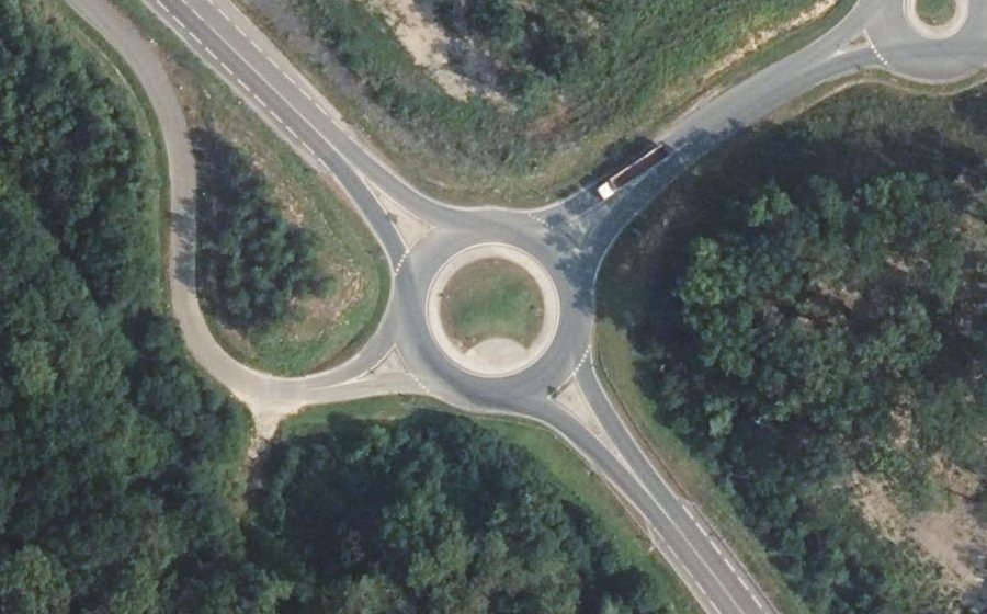 Vue aérienne du Rond-point anonyme n°167051345