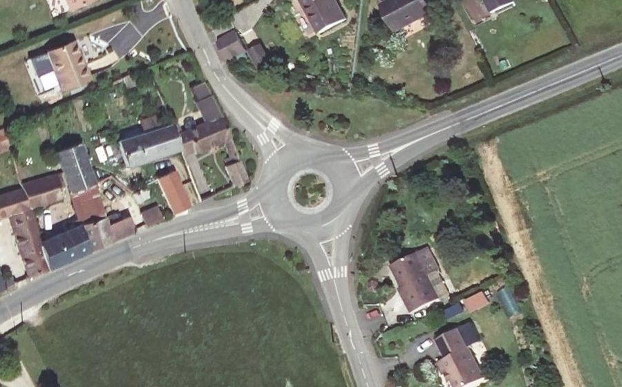 Vue aérienne du Rond-point anonyme n°167065843