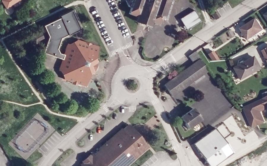 Vue aérienne du Rond-point anonyme n°167082360