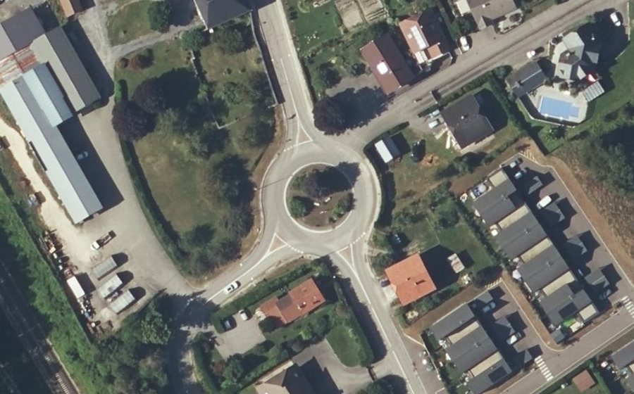 Vue aérienne du Rond-point anonyme n°167144247