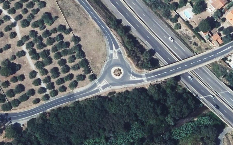 Vue aérienne du Rond-point anonyme n°167171217