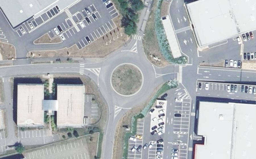Vue aérienne du Rond-point anonyme n°167186345