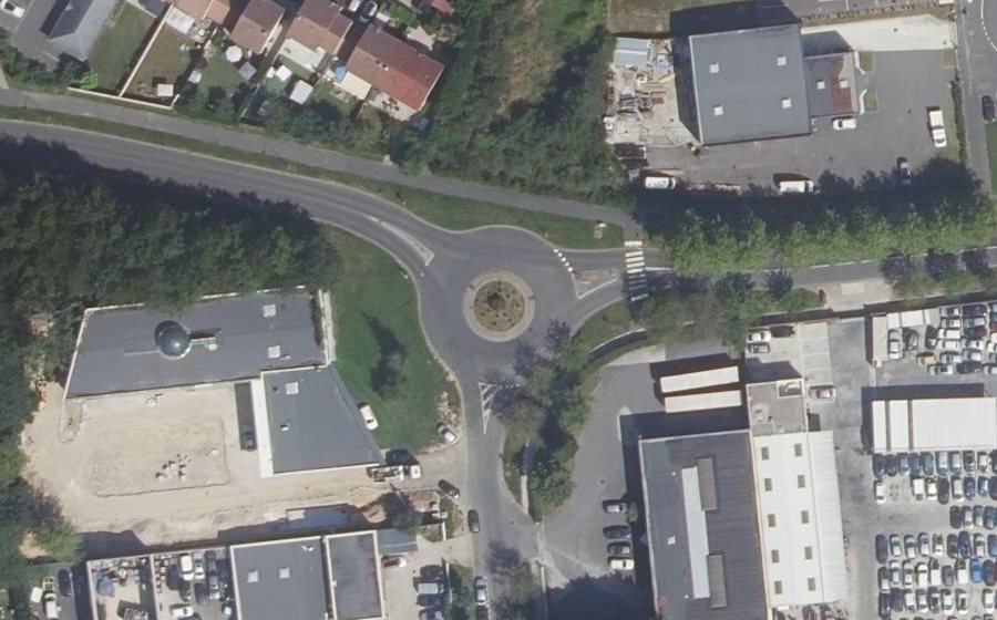 Vue aérienne du Rond-point anonyme n°167216799