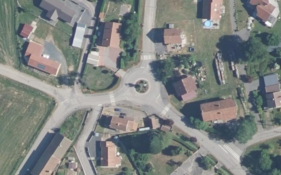 Vue aérienne du Rond-point anonyme n°167290653