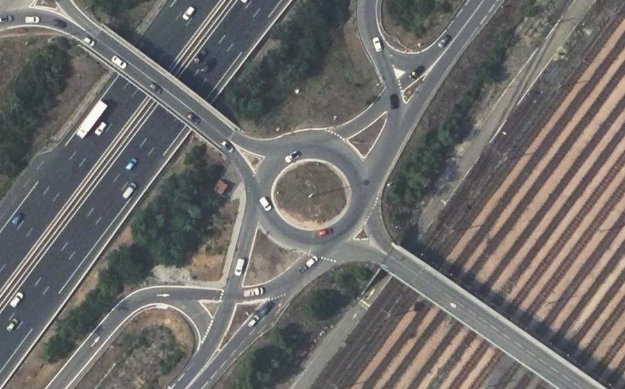 Vue aérienne du Rond-point anonyme n°16730424