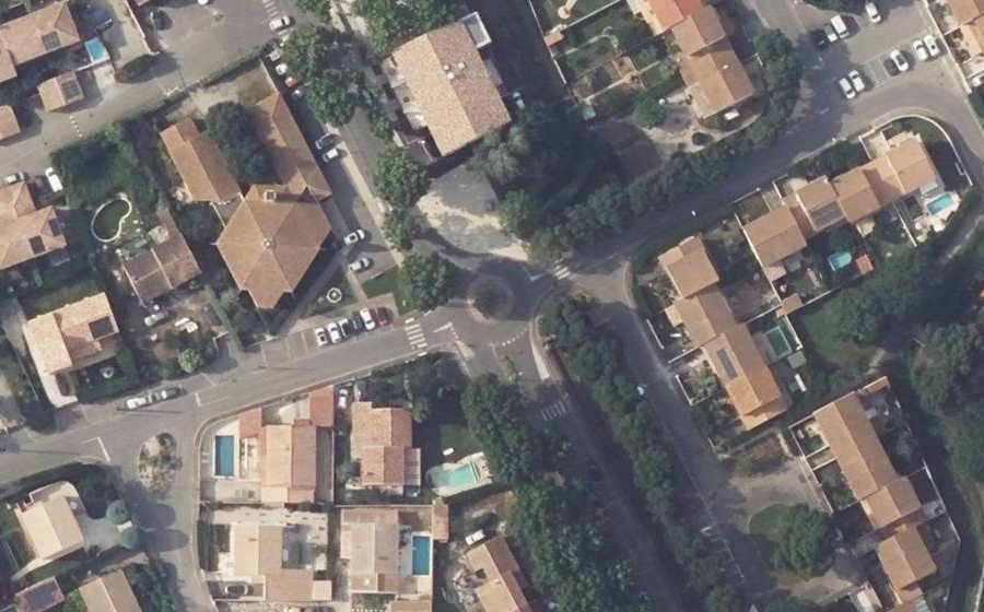 Vue aérienne du Rond-point anonyme n°167348289