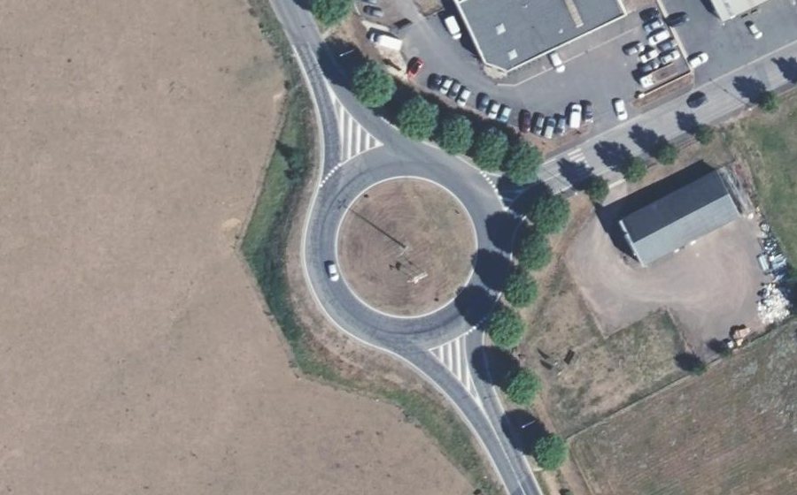 Vue aérienne du Rond-point anonyme n°167355208