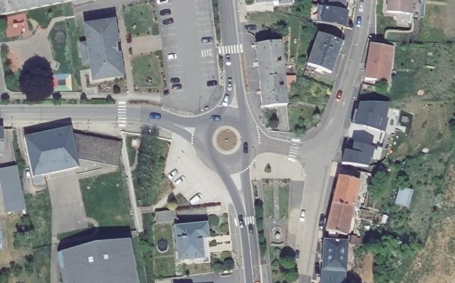 Vue aérienne du Rond-point anonyme n°167367741