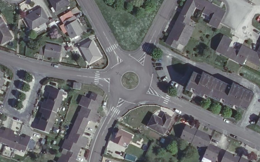 Vue aérienne du Rond-point anonyme n°167373230