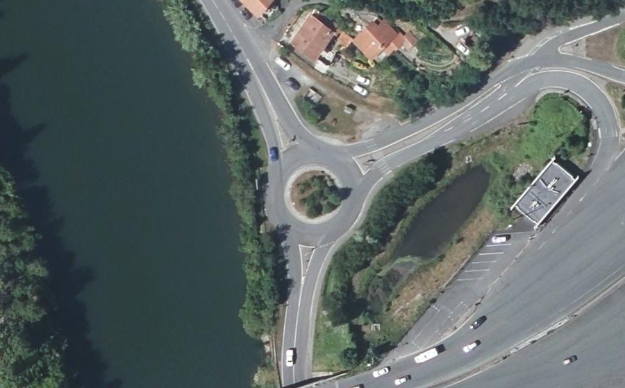 Vue aérienne du Rond-point anonyme n°167386934