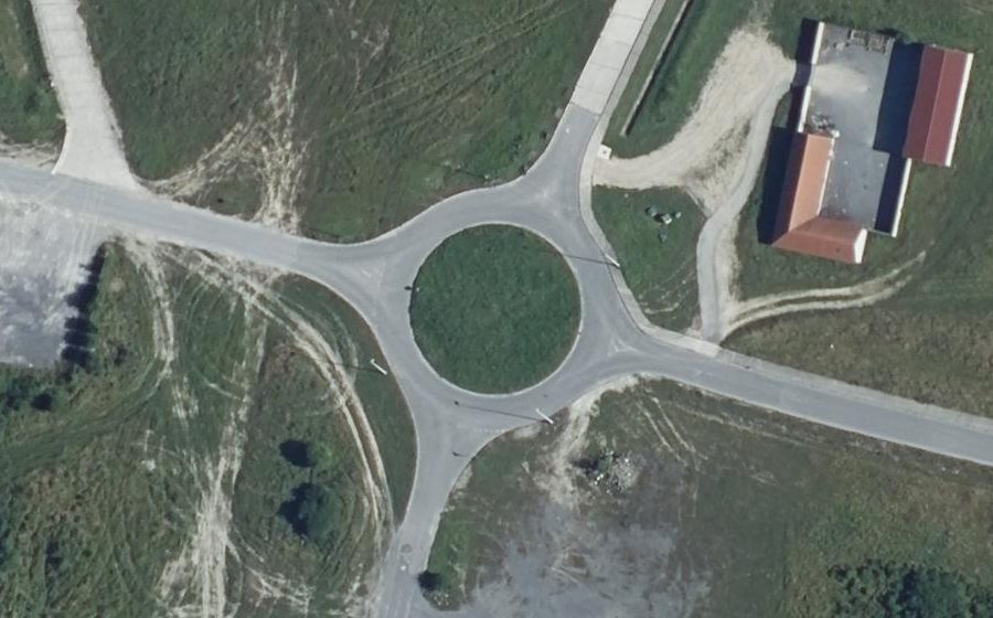 Vue aérienne du Rond-point anonyme n°167398776