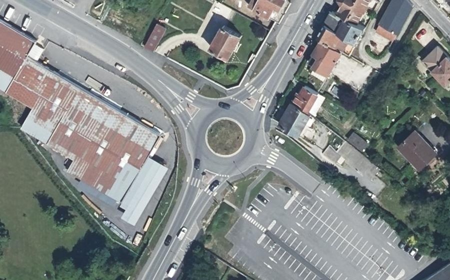 Vue aérienne du Rond-point anonyme n°167400947